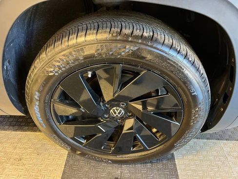 Certified 2025 Volkswagen Atlas SE image 10