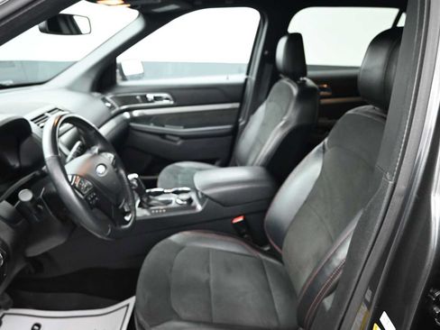 Used 2019 Ford Explorer XLT w/ Equipment Group 202A AWD/4WD image 21