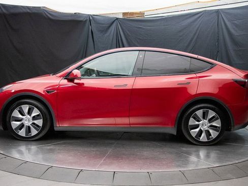 Used 2021 Tesla Model Y Long Range image 9