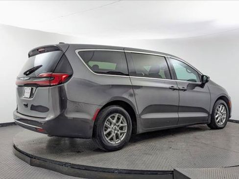 Used 2023 Chrysler Pacifica Touring-L FWD image 8