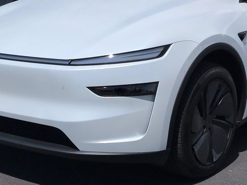 Used 2026 Tesla Model Y 2WD image 8