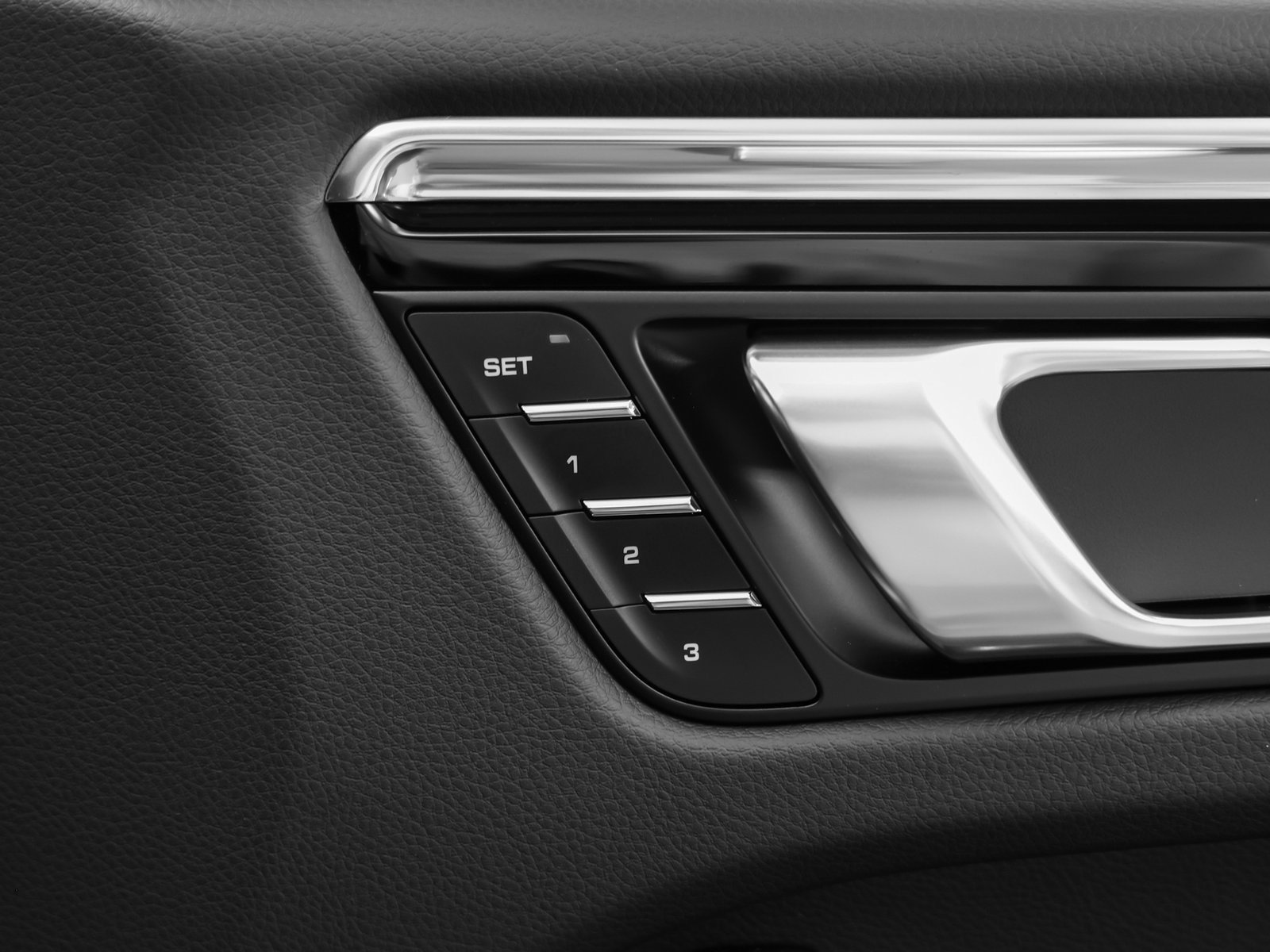 Certified 2025 Porsche Macan AWD/4WD image 20