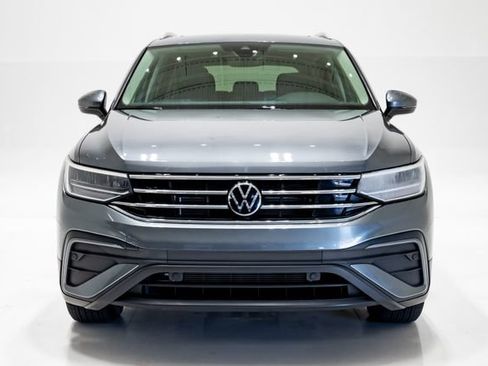 Used 2023 Volkswagen Tiguan SE w/ Panoramic Sunroof Package FWD image 4
