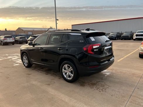 Used 2024 GMC Terrain SLE w/ Driver Convenience Package image 2
