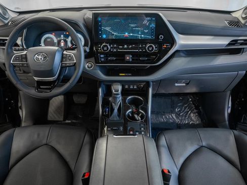 Used 2026 Toyota Highlander Platinum AWD/4WD image 24