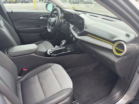 Used 2024 Chevrolet Trax LT w/ Sunroof Package FWD image 13