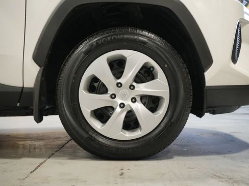 Used 2021 Toyota RAV4 LE image 7