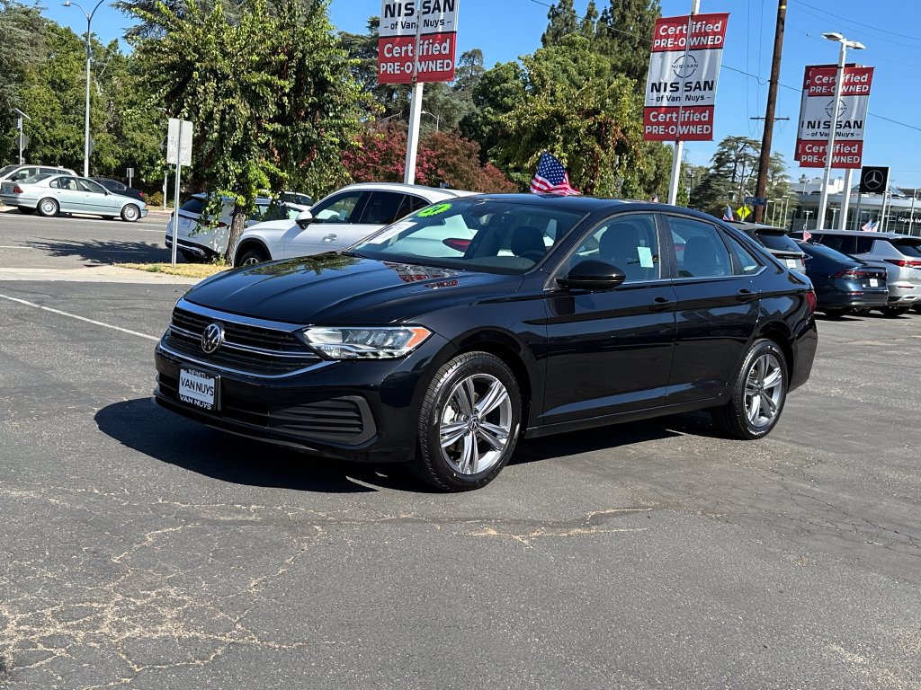 Used 2024 Volkswagen Jetta SE FWD image 2