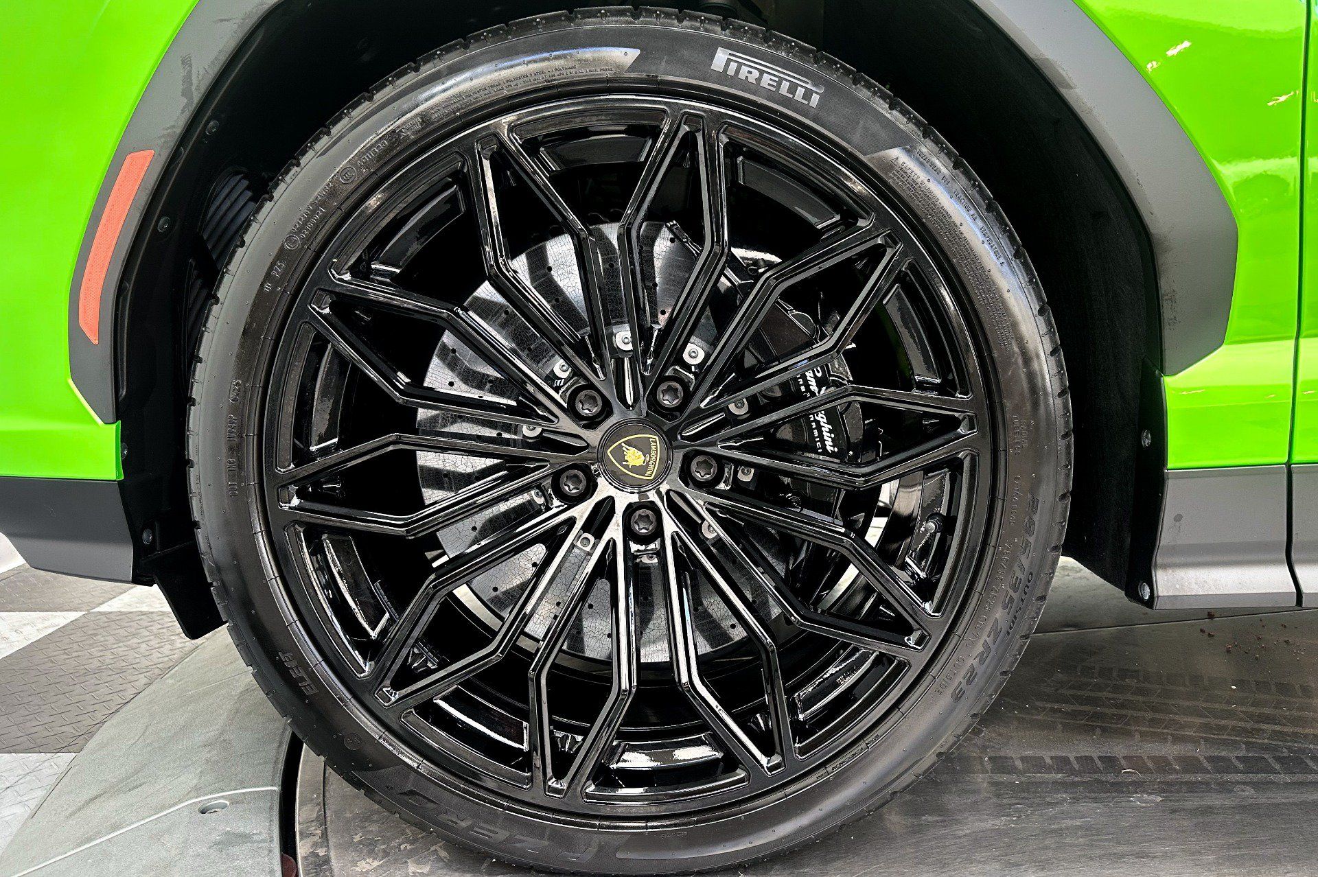 Used 2025 Lamborghini Urus SE AWD/4WD image 9