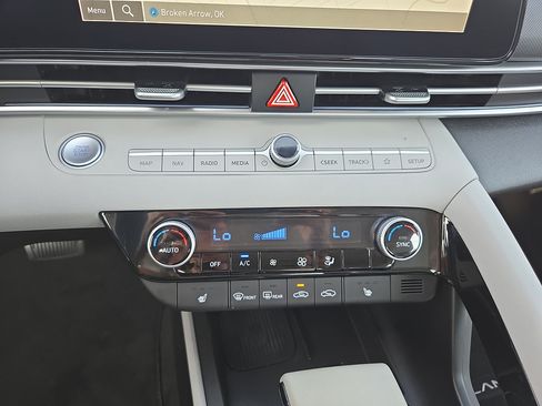 Certified 2025 Hyundai Elantra Limited FWD image 26