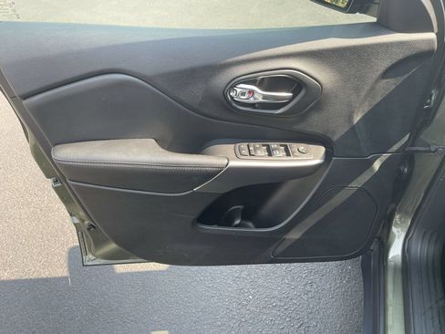 Used 2021 Jeep Cherokee Latitude FWD image 20