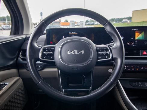 Used 2025 Kia Carnival FWD image 26