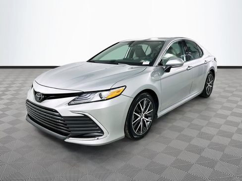 Used 2022 Toyota Camry XLE FWD image 3