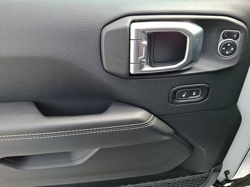 Used 2018 Jeep Wrangler Unlimited Sahara AWD/4WD image 12