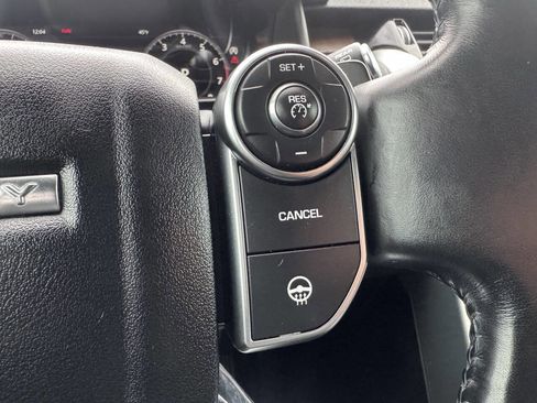 Used 2018 Land Rover Discovery HSE image 24