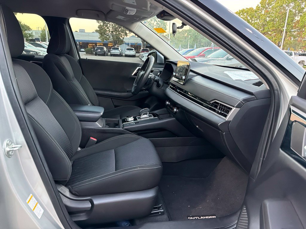 Used 2022 Mitsubishi Outlander ES FWD image 13