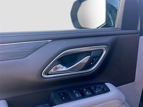 Used 2023 GMC Yukon XL SLT w/ SLT Luxury Package image 9