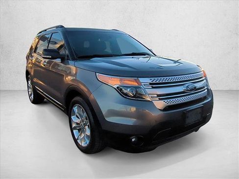 Used 2013 Ford Explorer XLT image 3