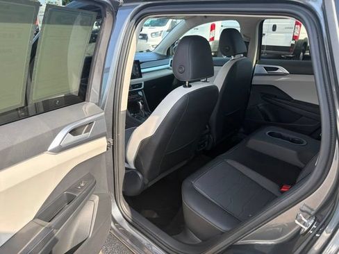 Used 2025 Volkswagen Taos SE FWD image 18
