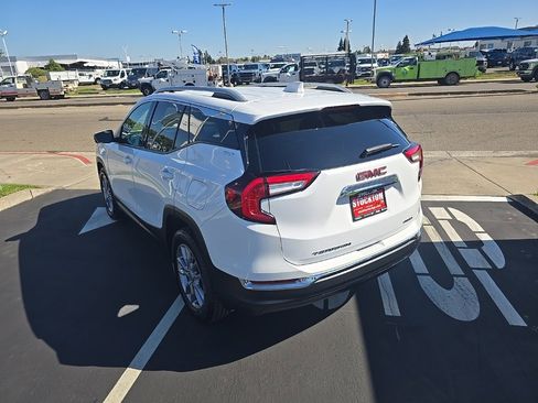Used 2024 GMC Terrain SLT image 17