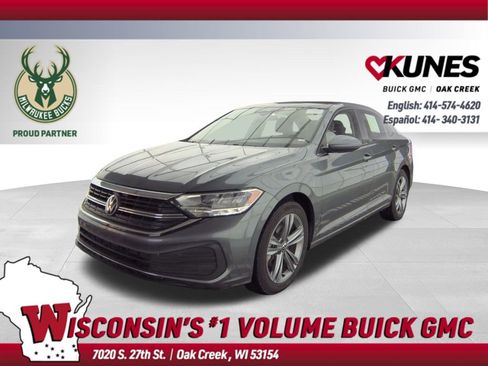 Used 2024 Volkswagen Jetta SE image 1