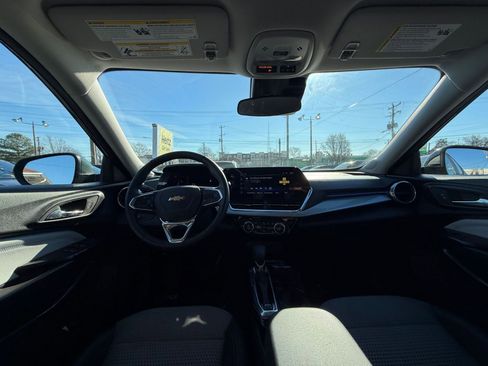 Used 2025 Chevrolet Trax LT w/ LT Convenience Package image 31