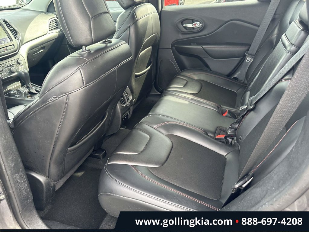 Used 2019 Jeep Cherokee Trailhawk w/ Comfort/Convenience Group AWD/4WD image 10