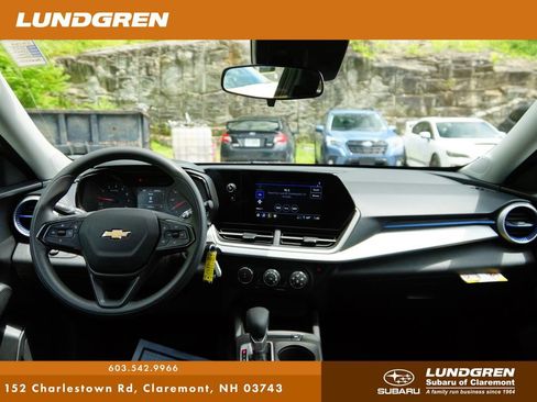 Used 2024 Chevrolet Trax LS w/ LS Convenience Package FWD image 4