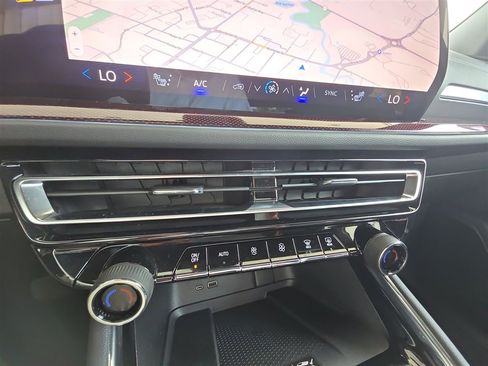 Used 2025 Chevrolet Traverse Z71 AWD/4WD image 18