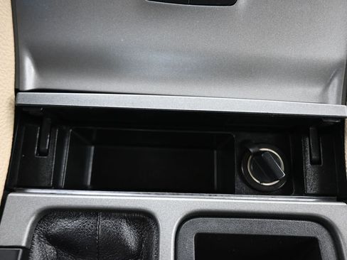 Used 2017 Ford Taurus SE image 19