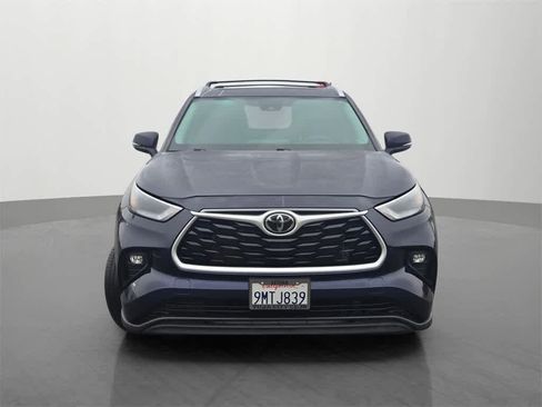 Used 2023 Toyota Highlander XLE image 2