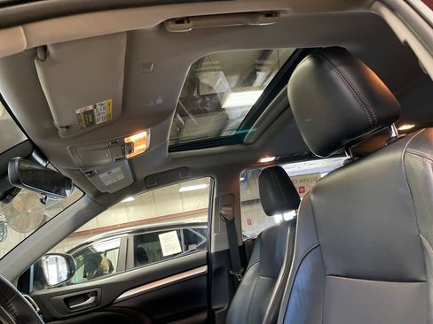 Certified 2019 Toyota Highlander XLE AWD/4WD image 12