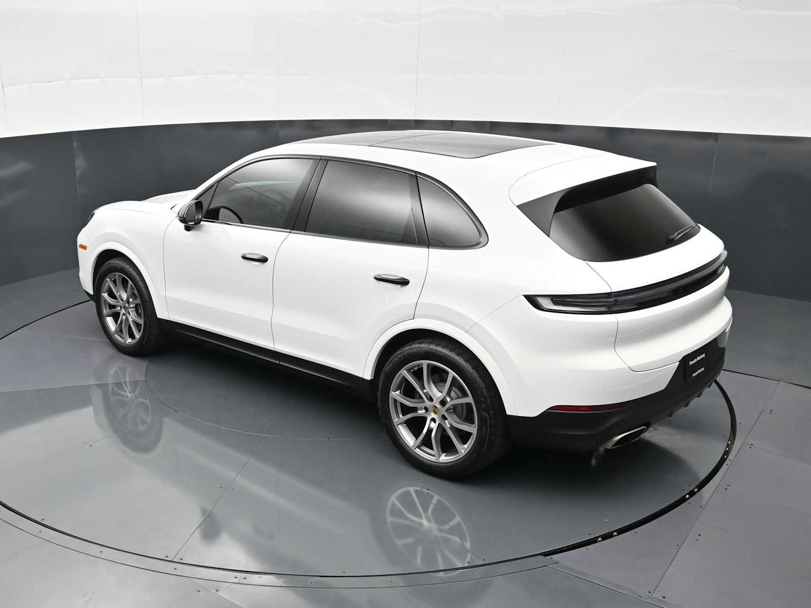 Certified 2024 Porsche Cayenne AWD/4WD image 31