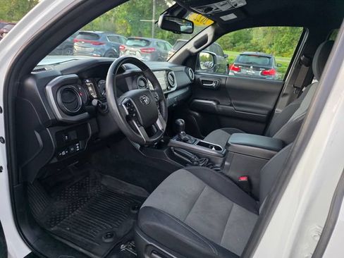 Used 2022 Toyota Tacoma TRD Off-Road AWD/4WD image 15