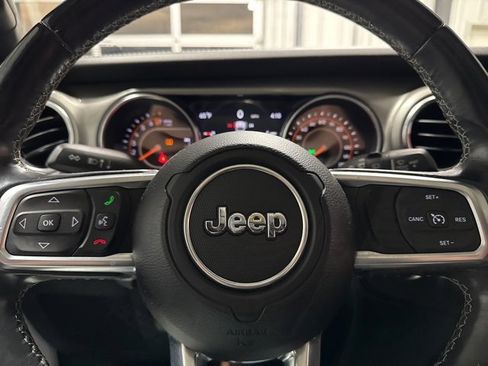Used 2019 Jeep Wrangler Unlimited Sahara image 12