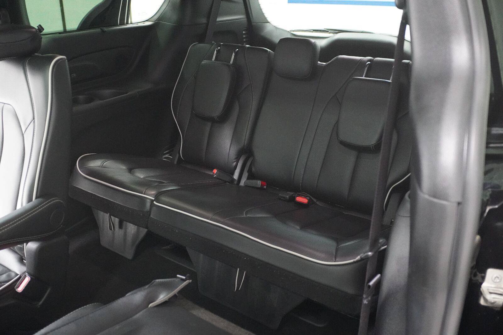 Used 2025 Chrysler Pacifica Limited FWD image 12