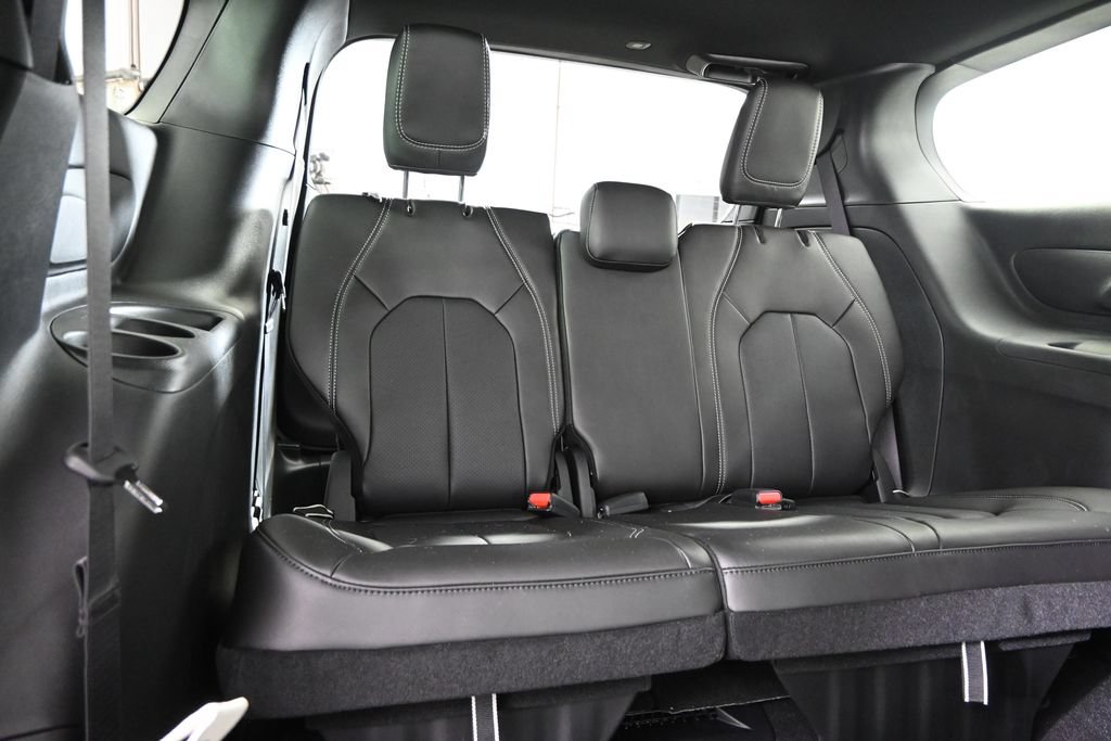 New 2027 Chrysler Pacifica Select AWD/4WD image 17