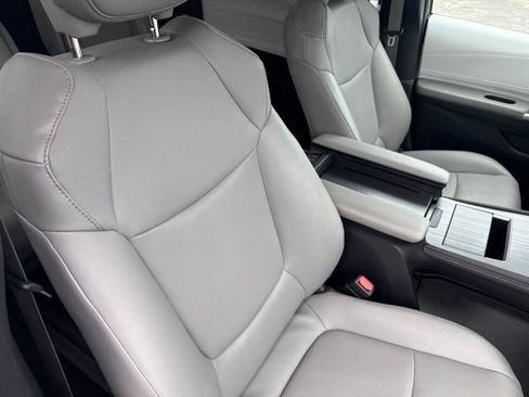 Used 2025 Toyota Sienna XLE FWD image 16