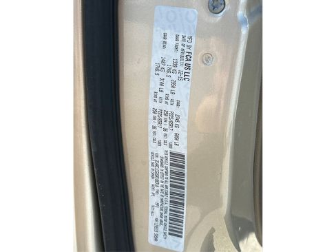 Used 2016 Chrysler Town & Country Touring-L image 12