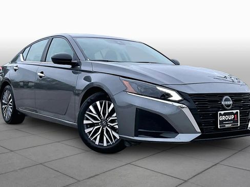 Used 2025 Nissan Altima 2.5 SV FWD image 3