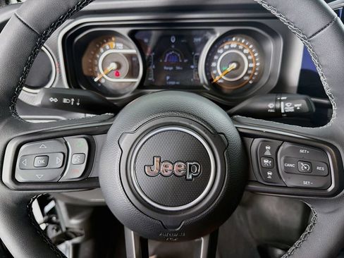 Used 2025 Jeep Gladiator Rubicon w/ Safety Group AWD/4WD image 15