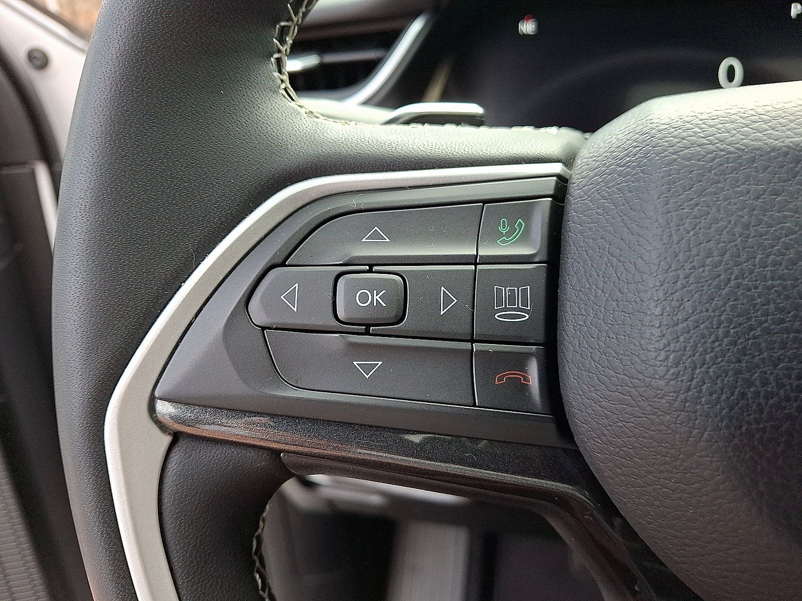 Used 2023 Jeep Grand Cherokee Altitude AWD/4WD image 22