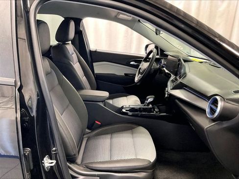 Used 2025 Chevrolet Trax LT w/ LT Convenience Package FWD image 11
