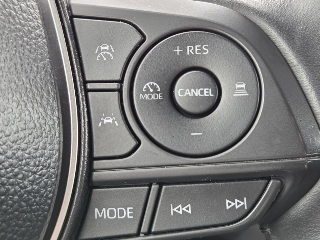 Used 2025 Toyota Corolla Cross LE FWD image 17