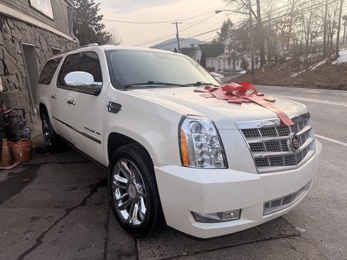 Used 2011 Cadillac Escalade ESV Platinum image 4