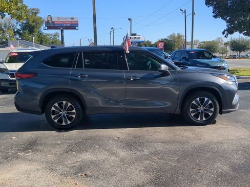 Used 2021 Toyota Highlander XLE image 3
