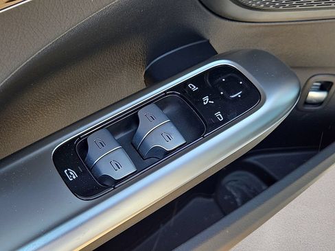 Used 2025 Mercedes-Benz C 300 Sedan w/ Winter Package image 21