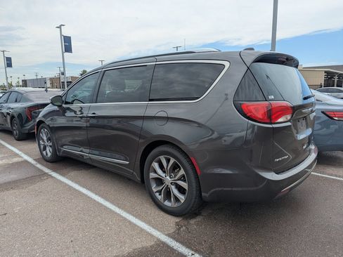 Used 2018 Chrysler Pacifica Limited w/ Tire & Wheel Group FWD image 6