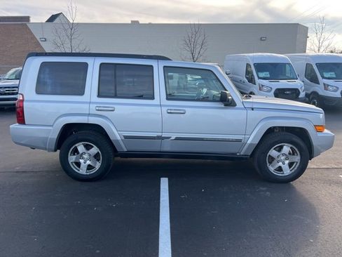 Used 2010 Jeep Commander Sport image 4