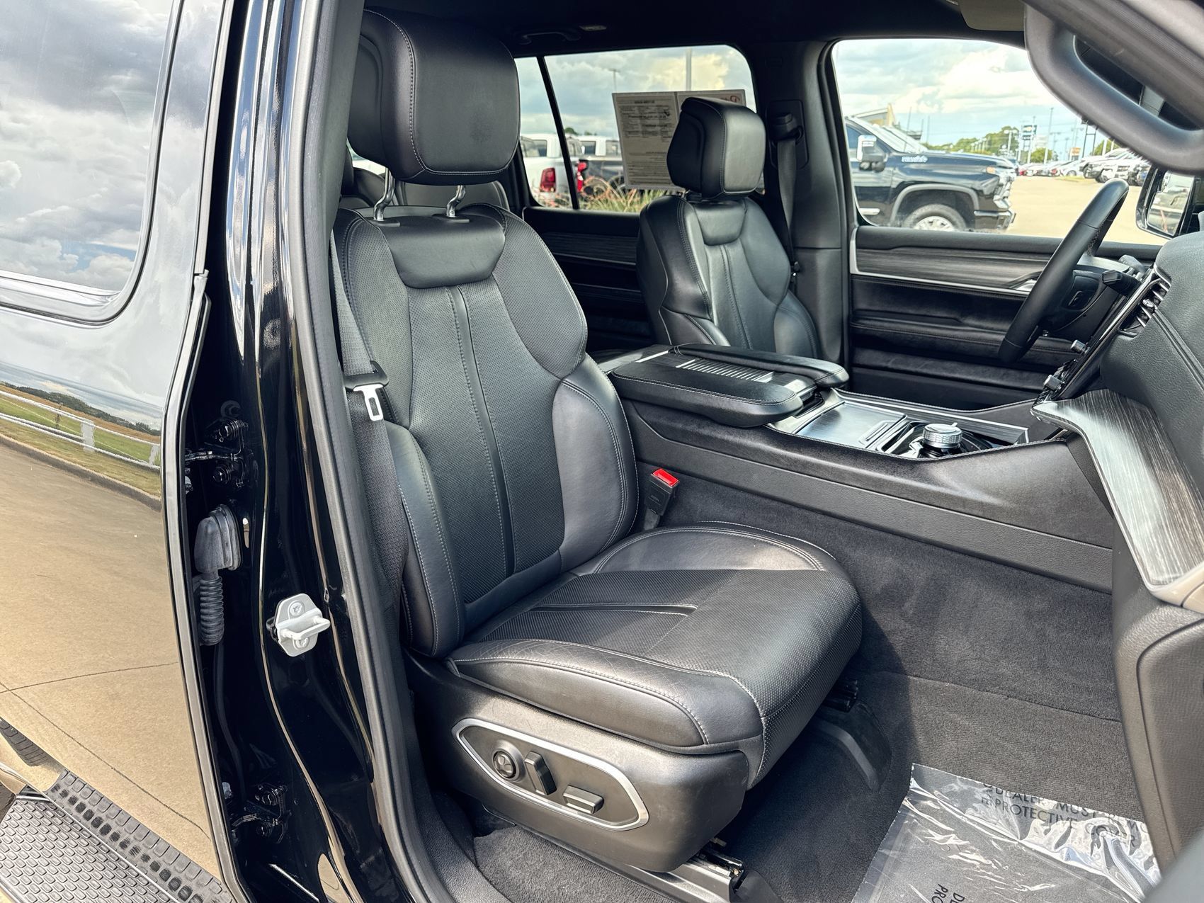 Used 2024 Jeep Wagoneer Series II w/ Flexible Seating Group AWD/4WD image 26
